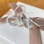 Par Aliança Prata 950 Reta 5MM Jateada dois Frisos Canto