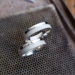 Par Aliança Prata 950 Reta Friso no Canto Jateada e Pedra