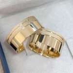 Par de Alianças de Moedas Antigas Reta 10mm Dois Frisos Jateada Canto