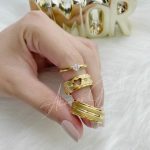 Par de Alianças de Aço Inoxidável Dourada 8MM Coração Vazado e Pedras Escovada