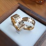 Par Alianças de Moedas Antiga Reta 8MM dois frisos Escovada