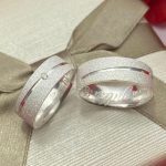 Par Aliança Prata 950 Reta 7MM Friso Diagonal e Pedra
