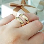 Par Alianças de Moedas Antiga Abaulada 5MM e Pedra