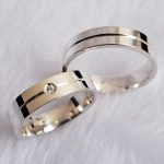 Par Aliança Prata 950 Reta Friso no Meio e Pedra