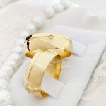 Par de Aliança Moeda Antiga Abaulada 8MM Friso no Canto e Pedra