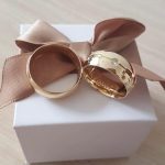 Par Alianças de Moedas Antiga Abaulada 7MM Friso e Pedra