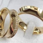 Par Alianças de Moedas Antiga Concava Pedras Cravejadas